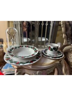 Libbey Dinnerware "Bows of Holly" 20-piece porcelain Christmas dinnerware set